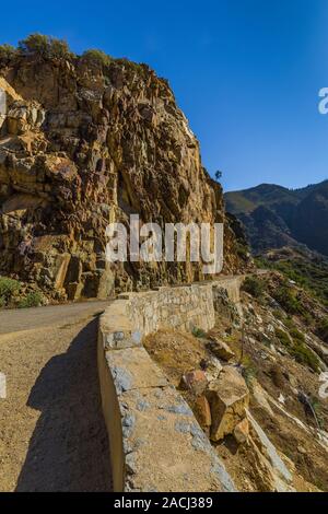 Blick entlang der Kings Canyon Scenic Byway, SR 180, durch Giant Sequoia National Monument, Sequoia National Forest, Kalifornien, USA Stockfoto