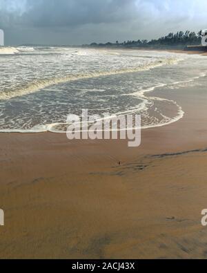 Portrait des Arabischen Meeres Goan Ufer mit Wellen auf Sandstrand Stockfoto