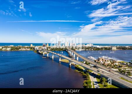 Luftaufnahme Daytona Beach und split Brücken der Halifax River Crossing Stockfoto