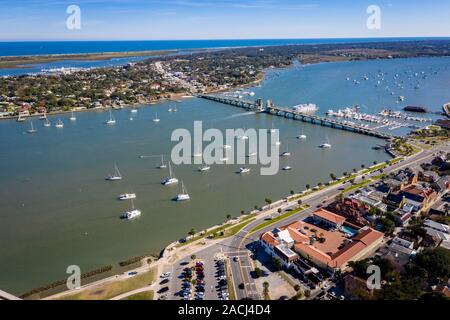 Luftaufnahme der Hl. Augustinus Hafen und Brücke von Lions in Saint Augustine, Florida Stockfoto