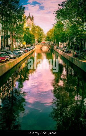 Schöne Aussicht vom Kanal in Amsterdam Stockfoto