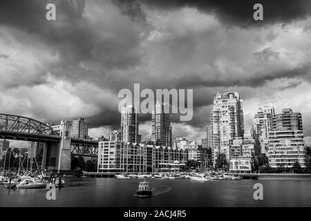 Stadt Vancouver mit Sturmwolken, schwarz und weiß mit Booten und Brücken, Vancouver, Kanada Stockfoto