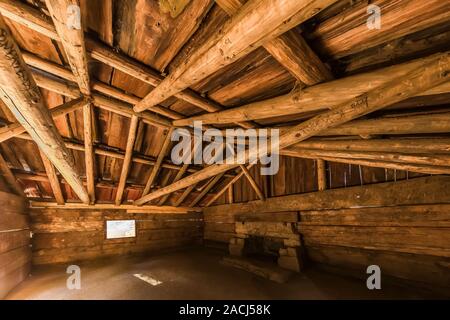 Historische Gamlin Cabin in der Grant Grove von gigantischen Sequoia Bäumen im Kings Canyon National Park, Kalifornien, USA Stockfoto