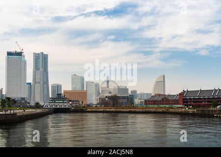 Skyline von Minatomirai, Blick von der Bucht von Yokohama City, Japan Stockfoto