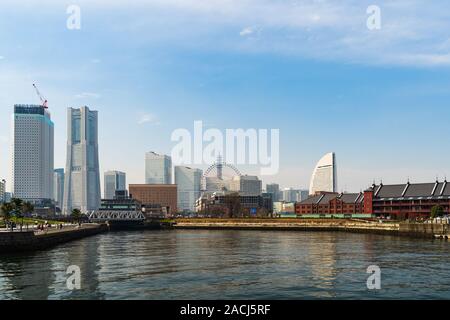 Skyline von Minatomirai, Blick von der Bucht von Yokohama City, Japan Stockfoto