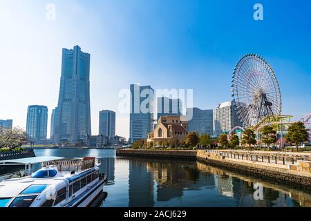 Skyline von Minatomirai, Blick von der Bucht von Yokohama City, Japan Stockfoto