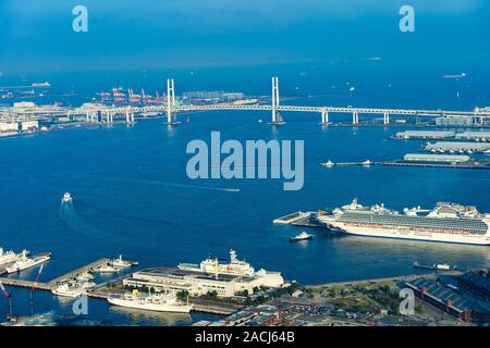 Blick auf die Yokohama Bay Bridge in Japan Stockfoto