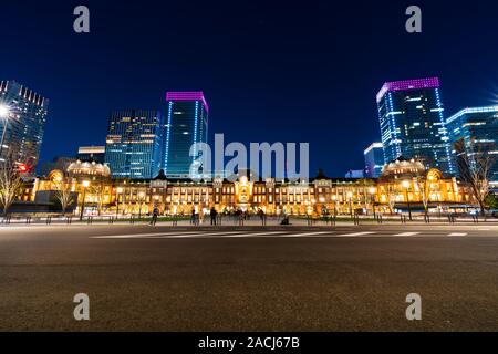 Schöne Nacht Szene von Tokyo Station im Geschäftsviertel Marunouchi Stockfoto