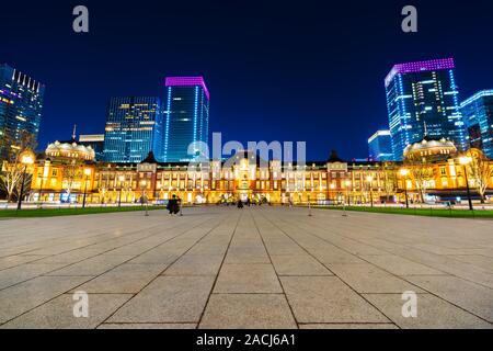 Schöne Nacht Szene von Tokyo Station im Geschäftsviertel Marunouchi Stockfoto