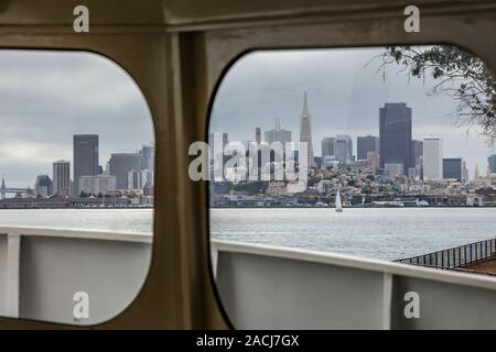 San Fransico durch die Fenster des Alcatraz Ferry Boot auf Alcatraz Island, San Francisco Bay, Kalifornien, USA. Stockfoto