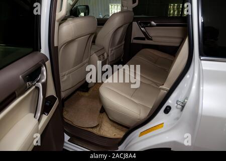 Reinigen Sie nach dem Waschen der Rücksitze von Matt beige Leder im Innenraum ein teures suv, Vorbereitung vor dem Verkauf der Ca Stockfoto