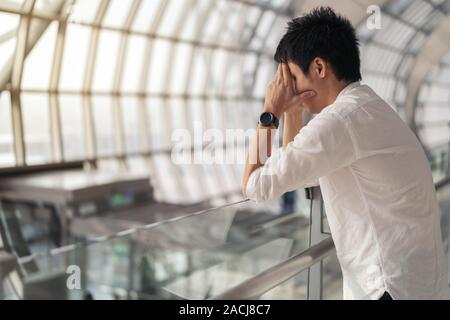 Betonte mann Warten im Flughafen Stockfoto