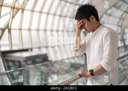 Betonte mann Warten im Flughafen Stockfoto