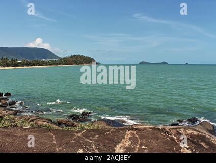 Trinity Beach View dann nach Norden zu verdoppeln Insel auf dem haycock Riff nur aus Palm Cove über Cairns Queensland Australien Stockfoto