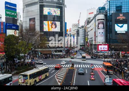 TOKYO, Japan - 25. März 2019: Massen von Menschen gehen über in Shibuya berühmten Kreuzung Straße in Tokio, Japan. Stockfoto