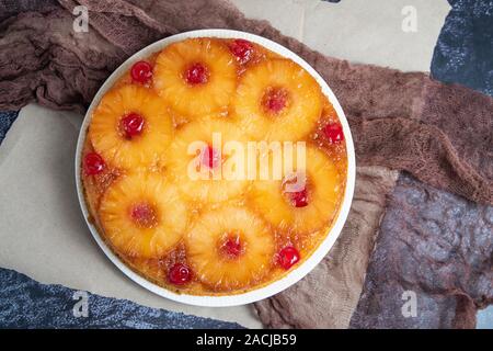Blick von oben auf eine auf den Kopf Ananas Kuchen Stockfoto
