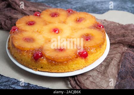 Nach oben Ananas Torte mit Kirschen Stockfoto
