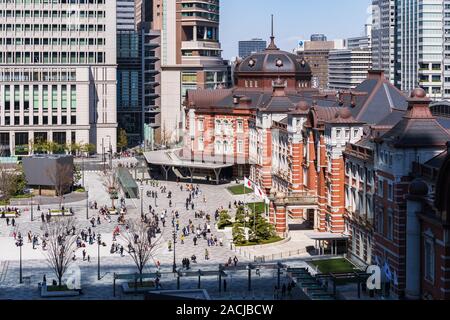 TOKYO, Japan - 24. März 2019: Unbekannter Menschen auf der Plaza vor der Tokyo Station, Tokyo, Japan Stockfoto