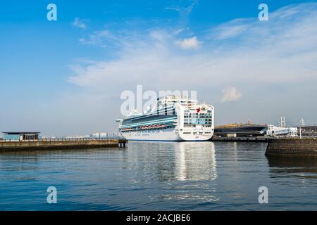 YOKOHAMA, Japan - 26. März 2019: Kreuzfahrtschiff Diamond Princess floating am Osanbashi Pier im Hafen von Yokohama Bay, Japan Stockfoto