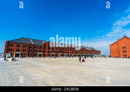 YOKOHAMA, Japan - 26. März 2019: Unbekannter touristischen Besuch Yokohama Red Brick Warehouse Minatomirai in Yokohama, Japan Stockfoto