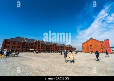 YOKOHAMA, Japan - 26. März 2019: Unbekannter touristischen Besuch Yokohama Red Brick Warehouse Minatomirai in Yokohama, Japan Stockfoto