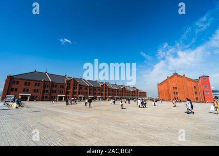 YOKOHAMA, Japan - 26. März 2019: Unbekannter touristischen Besuch Yokohama Red Brick Warehouse Minatomirai in Yokohama, Japan Stockfoto