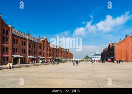 YOKOHAMA, Japan - 26. März 2019: Unbekannter touristischen Besuch Yokohama Red Brick Warehouse Minatomirai in Yokohama, Japan Stockfoto