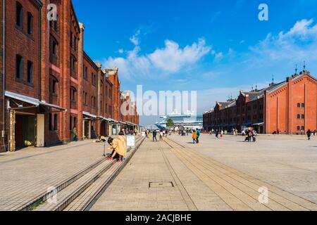 YOKOHAMA, Japan - 26. März 2019: Unbekannter touristischen Besuch Yokohama Red Brick Warehouse Minatomirai in Yokohama, Japan Stockfoto