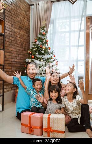 Happy Family Weihnachten lächelnd Stockfoto