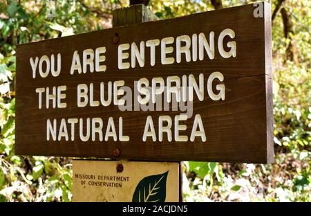 Ein Schild am Eingang der Blue Spring Natural Area, in der Nähe von Eminence, MO, USA. Auf dem Weg zum Blue Spring, einer der tiefsten Quellen von Missouri. Stockfoto