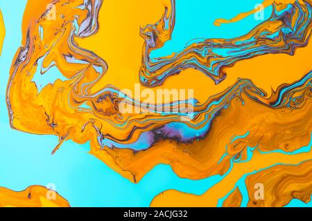 Acryl Flüssigkeit Art Orange Flamme Locken und Wellen auf Türkisfarbenem Hintergrund. Abstrakte Marmor Hintergrund oder Textur. Stockfoto