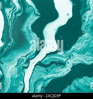 Emerald Locken, Wellen und kleine Einschlüsse. Abstrakte Marmor Hintergrund oder Textur. Fluid Art. Stockfoto