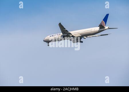 FRANKFURT, DEUTSCHLAND 11.08.2019 USA United Airlines Boeing 767-332 näher zum Flughafen in Frankfurt für die Landung auf der Basis von Blue Sky Stockfoto