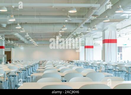 Leeren weißen Stuhl und Tisch in der Cafeteria der Shopping Mall. Luftleitung, Klimaanlage Rohr, und Sprinkleranlage. Lüftungssystem. Gebäude Stockfoto