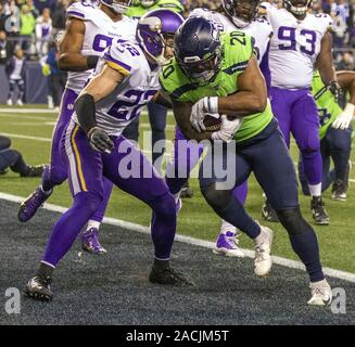 Seattle, USA. 2. Dez, 2019. Seattle Seahawks zurück läuft, Rashaad Penny (20) zählt einen 1 Yard Touchdown gegen die Minnesota Vikings im dritten Quartal beim CenturyLink Feld in einem Monday Night Football Spiel am Dezember 2, 2019 in Seattle, Washington. Die Seahawks schlagen die Wikinger 37-30. Foto von Jim Bryant/UPI Quelle: UPI/Alamy leben Nachrichten Stockfoto