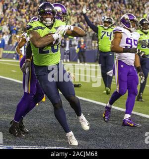 Seattle, USA. 2. Dez, 2019. Seattle Seahawks zurück läuft, Rashaad Penny (20) zählt einen 1 Yard Touchdown gegen die Minnesota Vikings im dritten Quartal beim CenturyLink Feld in einem Monday Night Football Spiel am Dezember 2, 2019 in Seattle, Washington. Die Seahawks schlagen die Wikinger 37-30. Foto von Jim Bryant/UPI Quelle: UPI/Alamy leben Nachrichten Stockfoto