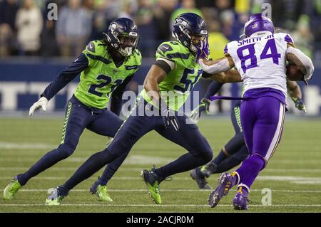 Seattle, USA. 2. Dez, 2019. Minnesota Vikings tight end Irv Smith (84) steif arme Seattle Seahawks außerhalb linebacker K.J. Wright (50) bei dem Versuch, zusätzliche yardage im ersten Quartal bei CenturyLink Feld in einer Montag Nacht Fußballspiel am 2. Dezember 2019 in Seattle, Washington. Die Seahawks schlagen die Wikinger 37-30. Foto von Jim Bryant/UPI Quelle: UPI/Alamy leben Nachrichten Stockfoto