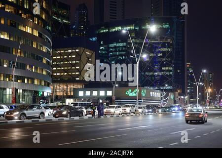 Doha, Katar - Nov 18. 2019. Nacht Stadtbild Innenstadt an der Conference Center Street Stockfoto