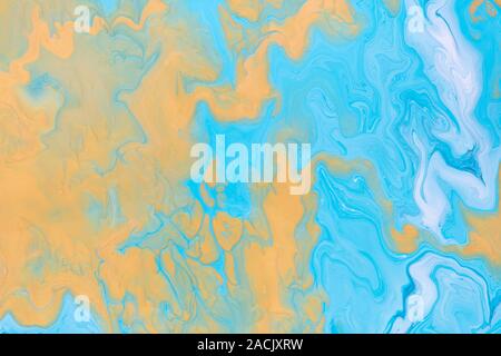Frei fließende Farbe. Gelbe Wellen und Locken auf Blau. Abstrakte Marmor Hintergrund oder Textur. Stockfoto