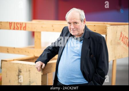 Hamburg, Deutschland. 29 Nov, 2019. Sammler Harald Falckenberg, in seiner Sammlung anlässlich einer Pressekonferenz anlässlich des 25. Jahrestages der Sammlung Falckenberg enthalten. Der Hamburger Unternehmer und Rechtsanwalt Harald Falckenberg legte den Grundstein für die Sammlung im Jahr 1994. Credit: Daniel Reinhardt/dpa/Alamy leben Nachrichten Stockfoto