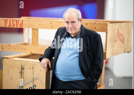 Hamburg, Deutschland. 29 Nov, 2019. Sammler Harald Falckenberg, in seiner Sammlung anlässlich einer Pressekonferenz anlässlich des 25. Jahrestages der Sammlung Falckenberg enthalten. Der Hamburger Unternehmer und Rechtsanwalt Harald Falckenberg legte den Grundstein für die Sammlung im Jahr 1994. Credit: Daniel Reinhardt/dpa/Alamy leben Nachrichten Stockfoto