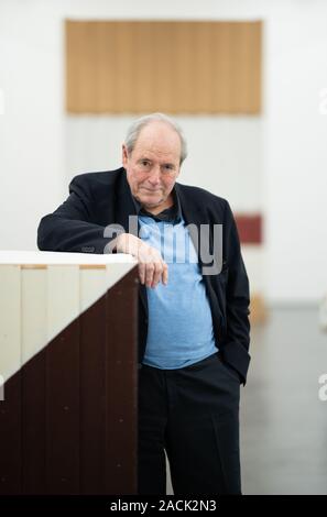 Hamburg, Deutschland. 29 Nov, 2019. Sammler Harald Falckenberg, in seiner Sammlung anlässlich einer Pressekonferenz anlässlich des 25. Jahrestages der Sammlung Falckenberg enthalten. Der Hamburger Unternehmer und Rechtsanwalt Harald Falckenberg legte den Grundstein für die Sammlung im Jahr 1994. Credit: Daniel Reinhardt/dpa/Alamy leben Nachrichten Stockfoto