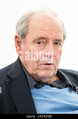 Hamburg, Deutschland. 29 Nov, 2019. Sammler Harald Falckenberg, in seiner Sammlung während einer Pressekonferenz anlässlich des 25. Jahrestages der Sammlung Falckenberg enthalten. Der Hamburger Unternehmer und Rechtsanwalt Harald Falckenberg legte den Grundstein für die Sammlung im Jahr 1994. Credit: Daniel Reinhardt/dpa/Alamy leben Nachrichten Stockfoto