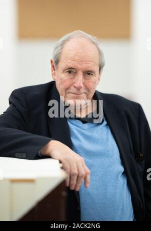 Hamburg, Deutschland. 29 Nov, 2019. Sammler Harald Falckenberg, in seiner Sammlung anlässlich einer Pressekonferenz anlässlich des 25. Jahrestages der Sammlung Falckenberg enthalten. Der Hamburger Unternehmer und Rechtsanwalt Harald Falckenberg legte den Grundstein für die Sammlung im Jahr 1994. Credit: Daniel Reinhardt/dpa/Alamy leben Nachrichten Stockfoto