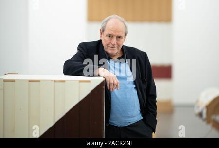 Hamburg, Deutschland. 29 Nov, 2019. Sammler Harald Falckenberg, in seiner Sammlung anlässlich einer Pressekonferenz anlässlich des 25. Jahrestages der Sammlung Falckenberg enthalten. Der Hamburger Unternehmer und Rechtsanwalt Harald Falckenberg legte den Grundstein für die Sammlung im Jahr 1994. Credit: Daniel Reinhardt/dpa/Alamy leben Nachrichten Stockfoto