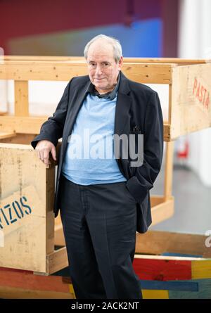 Hamburg, Deutschland. 29 Nov, 2019. Sammler Harald Falckenberg, in seiner Sammlung anlässlich einer Pressekonferenz anlässlich des 25. Jahrestages der Sammlung Falckenberg enthalten. Der Hamburger Unternehmer und Rechtsanwalt Harald Falckenberg legte den Grundstein für die Sammlung im Jahr 1994. Credit: Daniel Reinhardt/dpa/Alamy leben Nachrichten Stockfoto