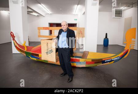 Hamburg, Deutschland. 29 Nov, 2019. Sammler Harald Falckenberg, in seiner Sammlung anlässlich einer Pressekonferenz anlässlich des 25. Jahrestages der Sammlung Falckenberg enthalten. Der Hamburger Unternehmer und Rechtsanwalt Harald Falckenberg legte den Grundstein für die Sammlung im Jahr 1994. Credit: Daniel Reinhardt/dpa/Alamy leben Nachrichten Stockfoto