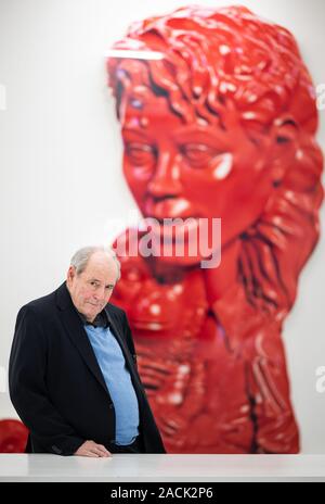 Hamburg, Deutschland. 29 Nov, 2019. Sammler Harald Falckenberg, in seiner Sammlung anlässlich einer Pressekonferenz anlässlich des 25. Jahrestages der Sammlung Falckenberg enthalten. Der Hamburger Unternehmer und Rechtsanwalt Harald Falckenberg legte den Grundstein für die Sammlung im Jahr 1994. Credit: Daniel Reinhardt/dpa/Alamy leben Nachrichten Stockfoto