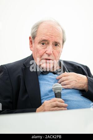 Hamburg, Deutschland. 29 Nov, 2019. Sammler Harald Falckenberg, in seiner Sammlung während einer Pressekonferenz anlässlich des 25. Jahrestages der Sammlung Falckenberg enthalten. Der Hamburger Unternehmer und Rechtsanwalt Harald Falckenberg legte den Grundstein für die Sammlung im Jahr 1994. Credit: Daniel Reinhardt/dpa/Alamy leben Nachrichten Stockfoto