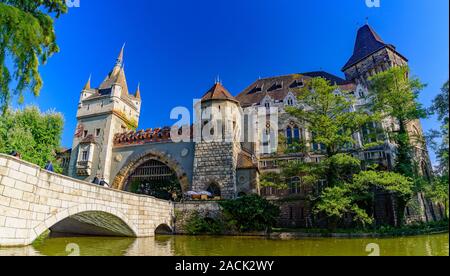 Die Burg von Vajdahunyad, ein Schloss in der Stadt Park von Budapest, Ungarn Stockfoto